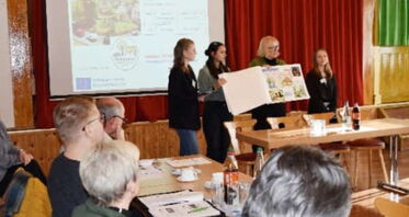 Bild seitlich - Kommunale Akteure bei Projektvorstellung